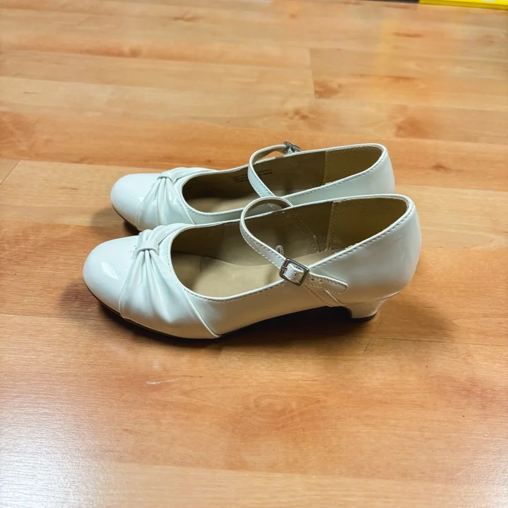 The Children’s Place White Low Heel Bow Detail Dress Shoes Girls Size 2
